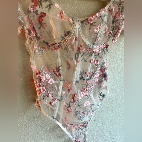 NWOT Sheer Floral Embroidered Mesh Puff Sleeve Bodysuit – Size Small - Picture 5 of 9